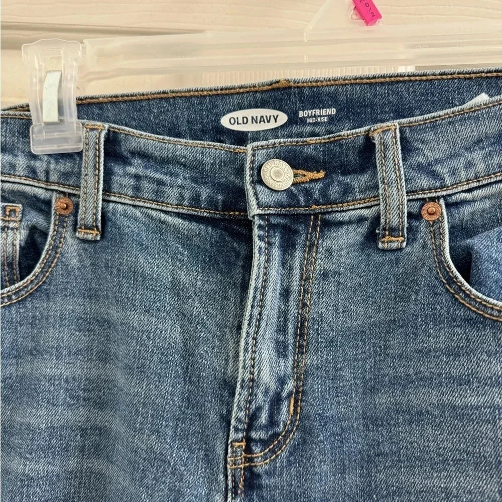 Old Navy Mid-Rise Petite Boyfriend Jeans - Picture 3 of 7
